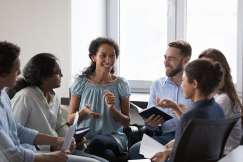Groep mensen in gesprek